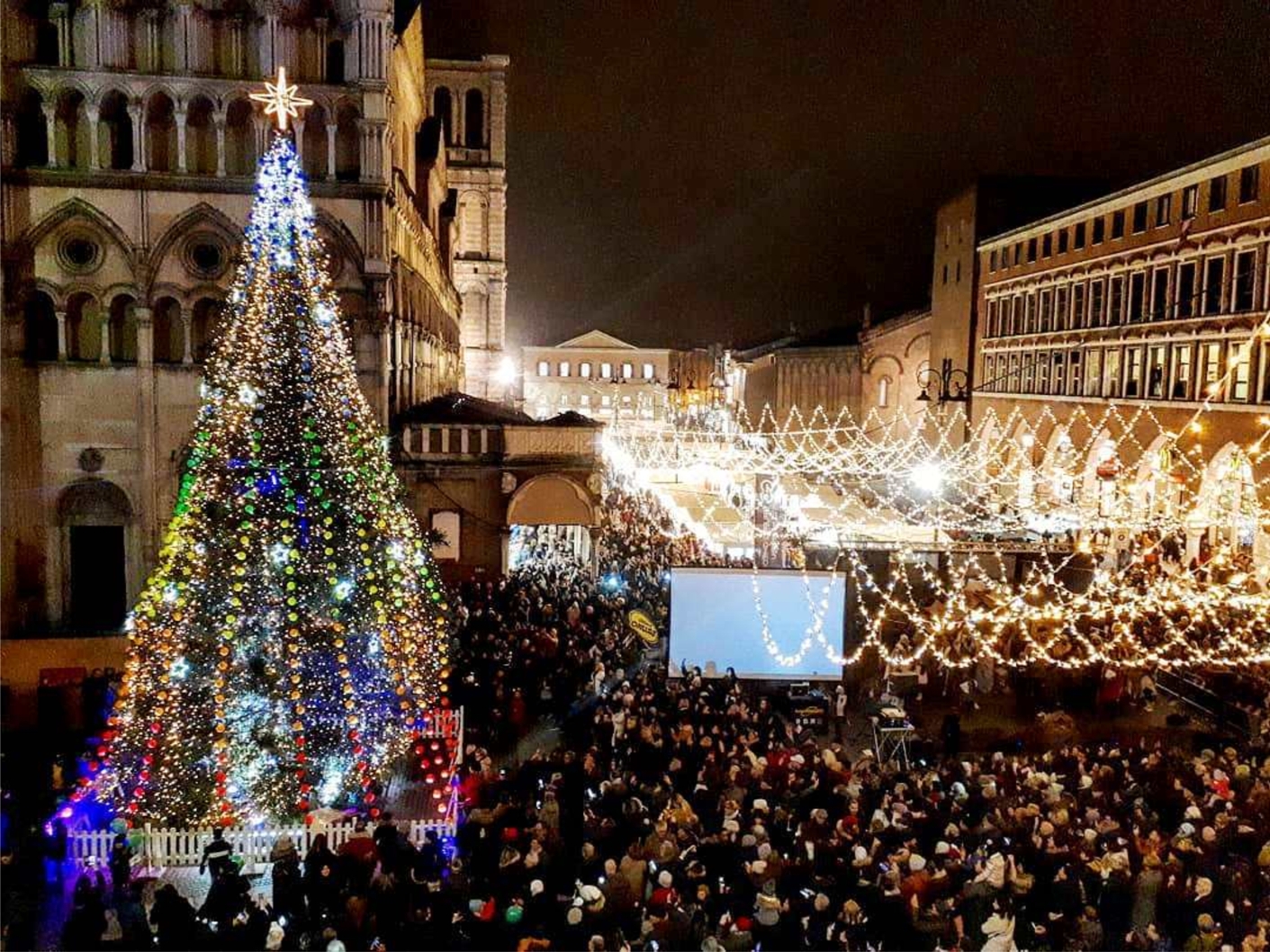 Ferrara Natale.Prenota Le Palline Del Bricoman Christmas Tree E Sostieni Il Mantello Il Mantello